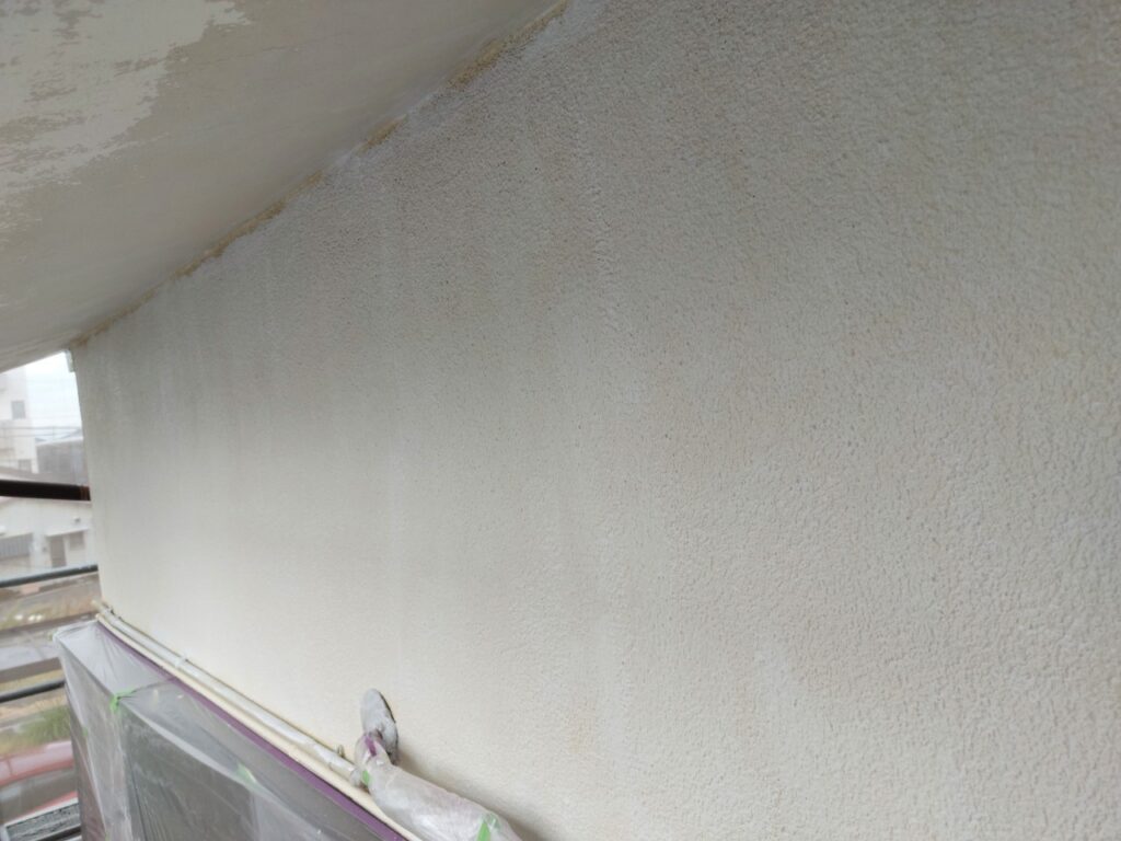 下塗りが進み、外壁全体が均一に整ってきました。