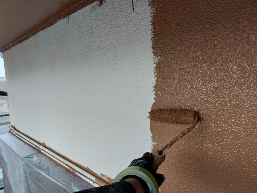 高耐久塗料「スーパームキコート」で丁寧に塗装を進めていきます。