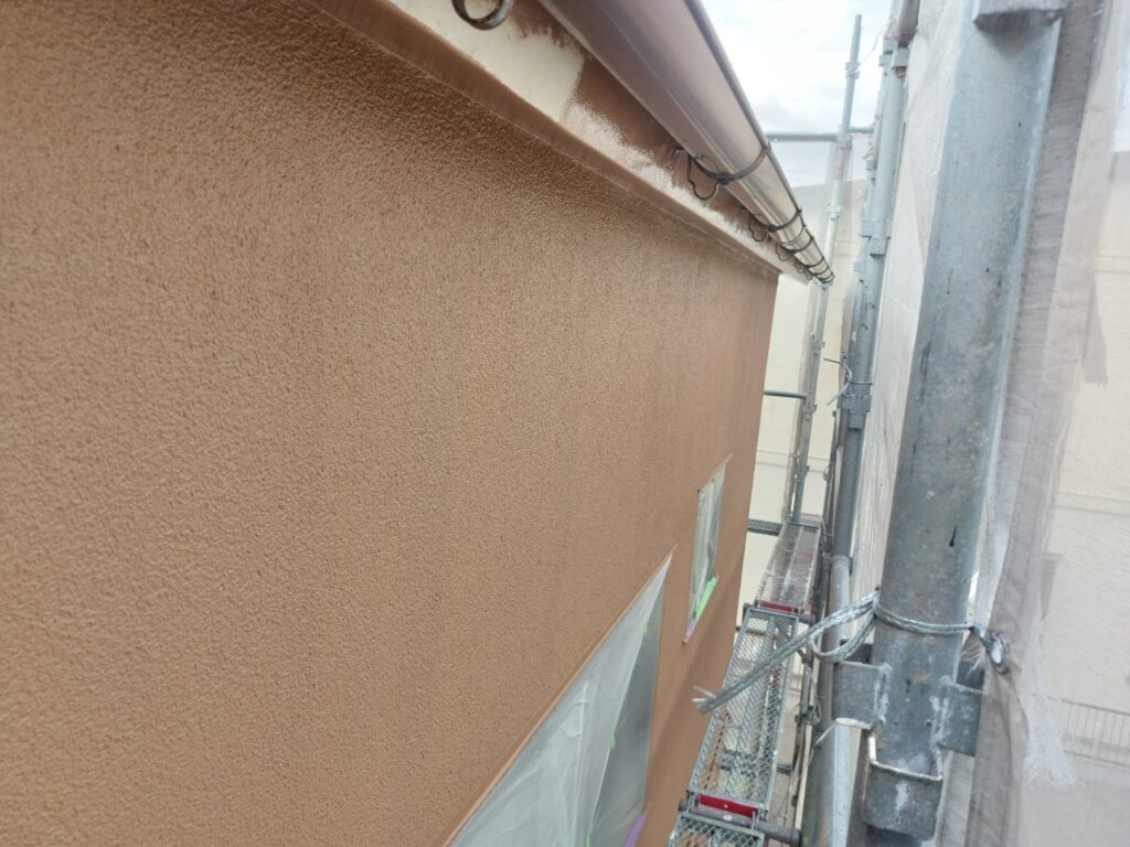 塗装が進み、外壁全体が落ち着いた色合いに整ってきました。