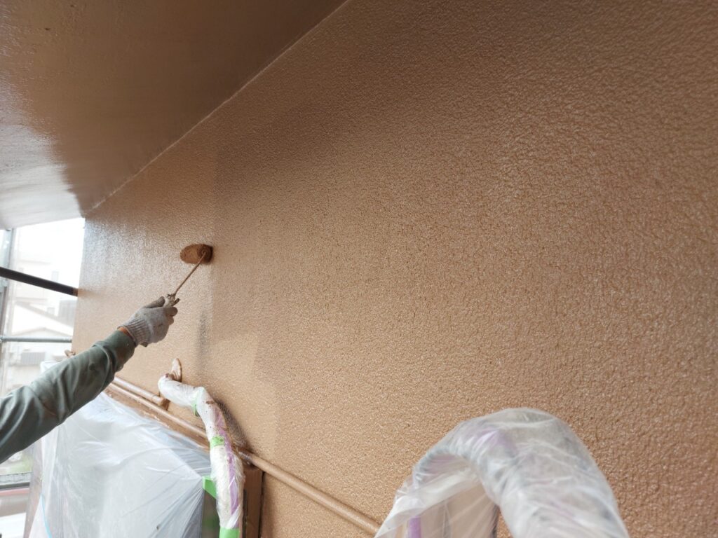 上塗りを進めています。大切なのは、塗り重ねる量より適正な塗布量です。