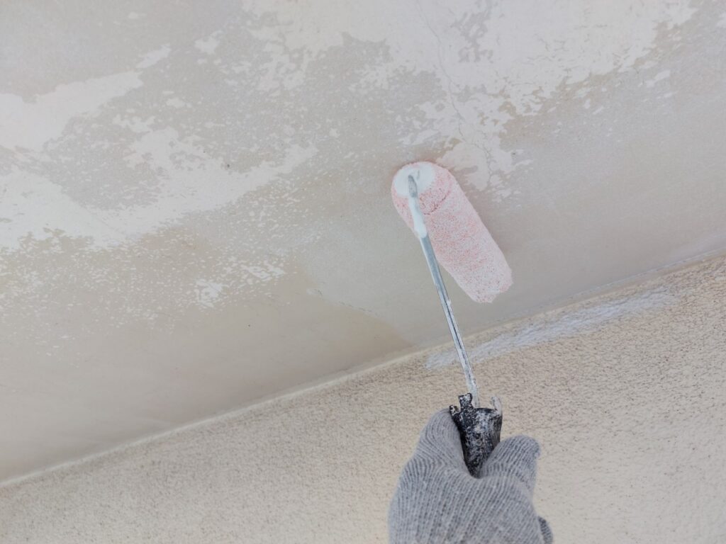 屋根が出ている部分の下部を軒天と呼びますが、こちらは防カビ材を含んだケンエースという軒天専用塗料で塗装していきます。