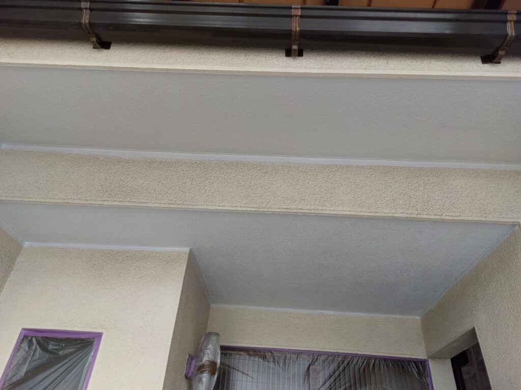 軒天は白い事が多く黒ずむカビなどが目立ちますが、これらを防ぐ効果がある塗料となります。