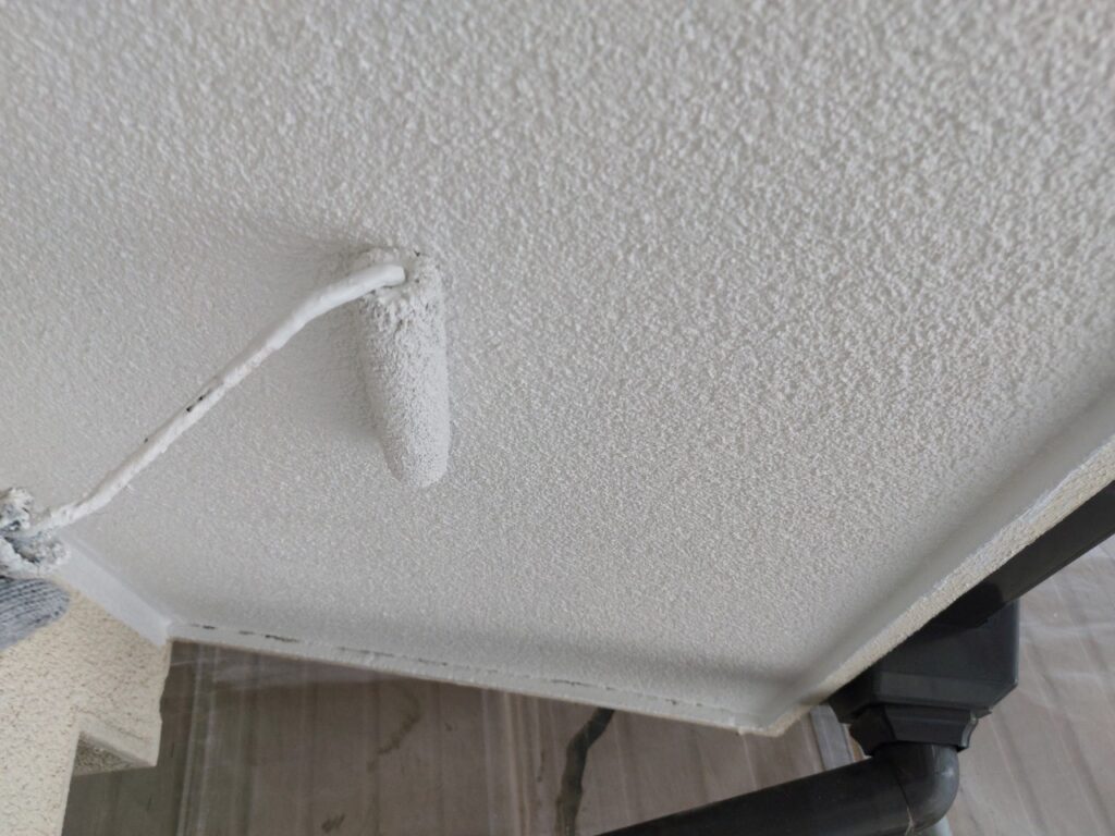 軒天も丁寧に塗装していきます。防カビ材を含んだケンエースを使用し、きれいに仕上げていきます。