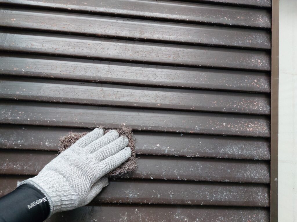 雨戸も塗装します。まずはケレンとさび落としを行い、表面を整えていきます。