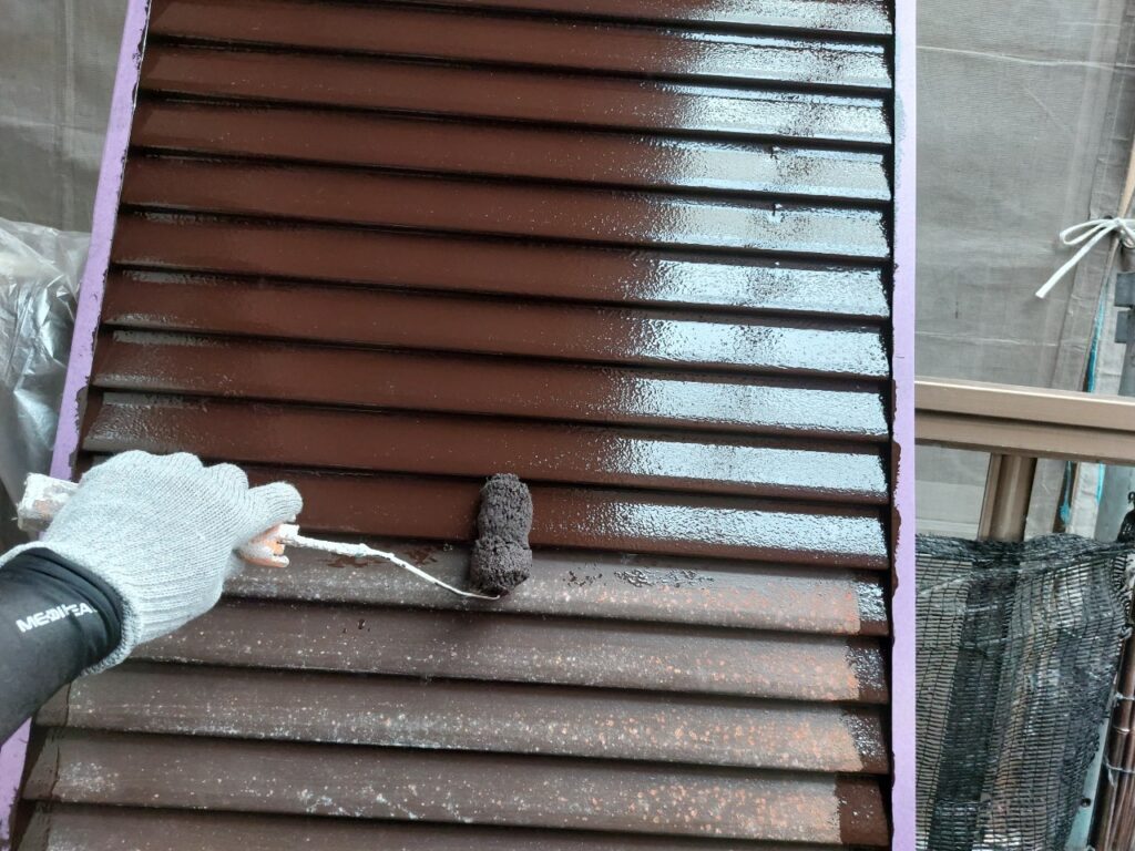 その後、錆が広がらないように錆止めを塗布し、付帯部専用の高耐久塗料のフタイムキを塗っていきます。