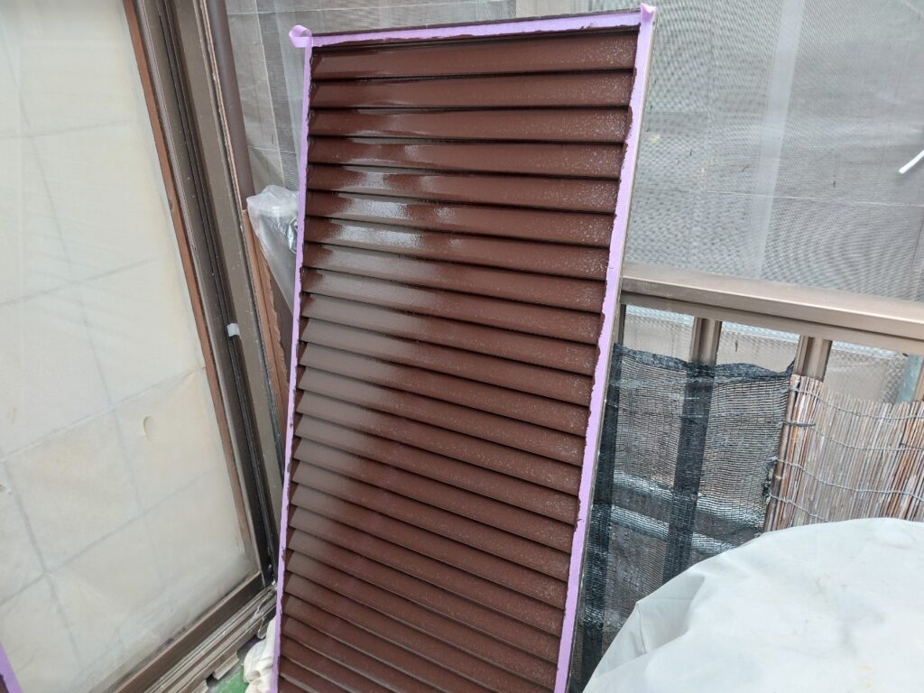 雨戸は1枚ずつ外して丁寧に施工します。細かな部分まで塗り残しがないよう進めていきます。