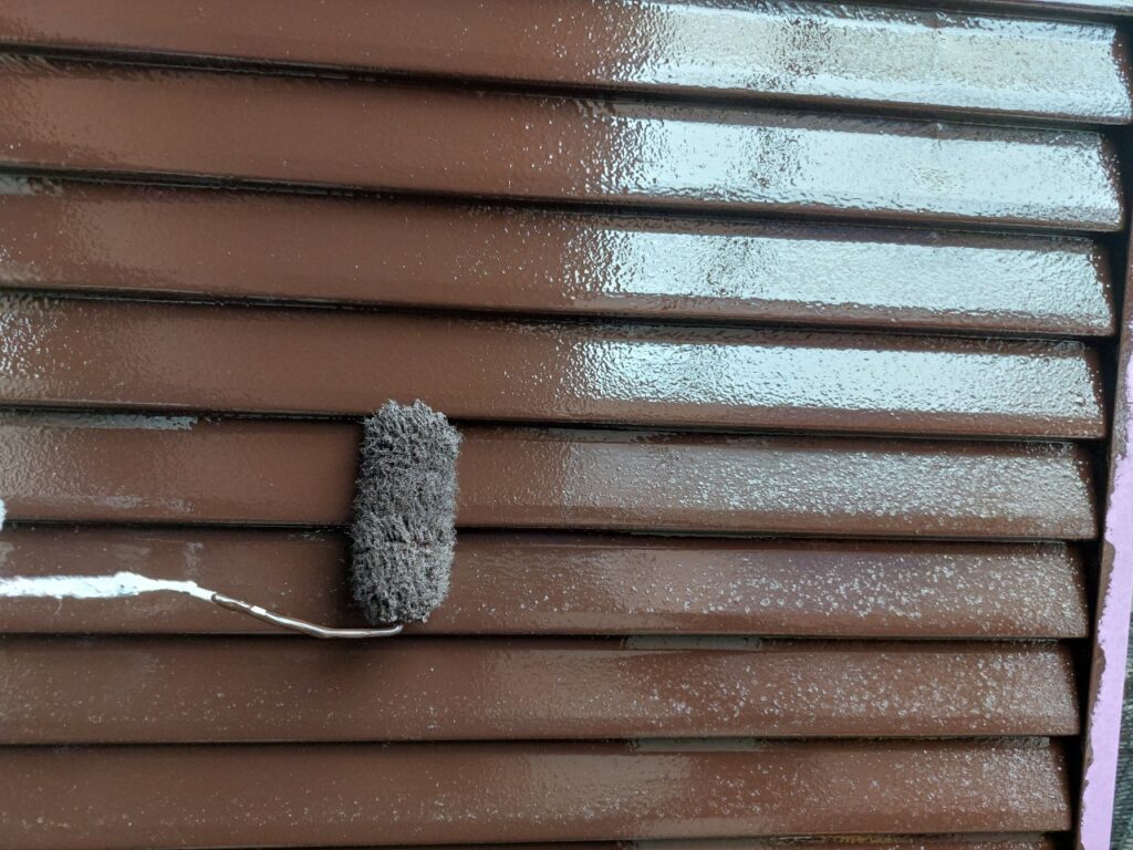 仕上げ塗装を進めています。付帯部専用の高耐久塗料で、しっかり保護していきます。