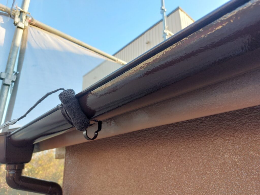 雨樋も雨戸と同じくフタイムキで塗装していきます。付帯部専用の高耐久塗料で仕上げていきます。