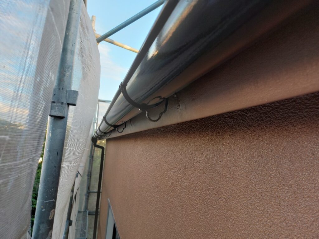 足場を掛けた時でないと雨樋や軒天など付帯部を塗装する事ができないため、塗ることができる箇所は全て塗装を行います。