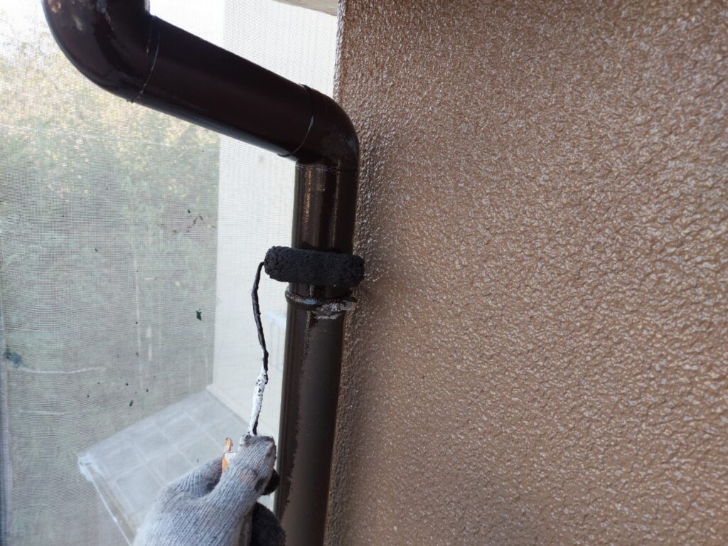 竪樋も雨戸と同じくフタイムキで塗装していきます。付帯部まで仕上げていきます。