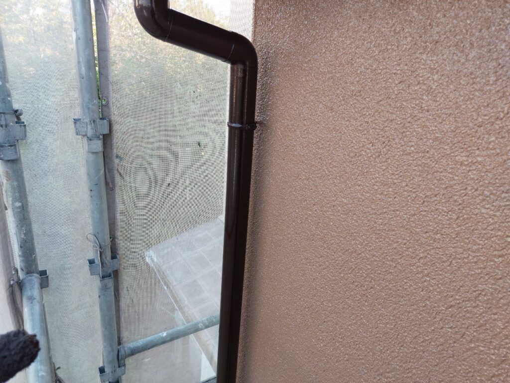 竪樋の塗装も完了しました。付帯部専用の高耐久塗料で、艶のあるきれいな仕上がりです。