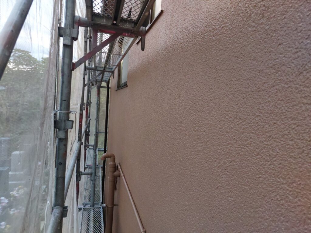 外壁塗装がほぼ完了しました。ムラなく整い、きれいに仕上がっています。