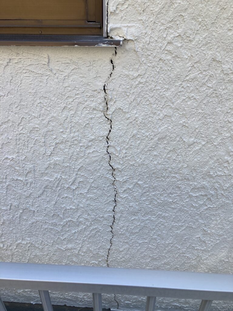 外壁が大きく割れていたため、浴室工事の際にコーキングで応急的に補修し、塞ぐ対応を行っていました。