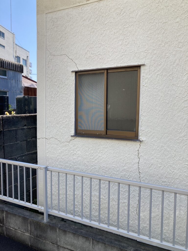 窓まわりを中心に外壁の割れが見られ、補修が必要な状態でした。