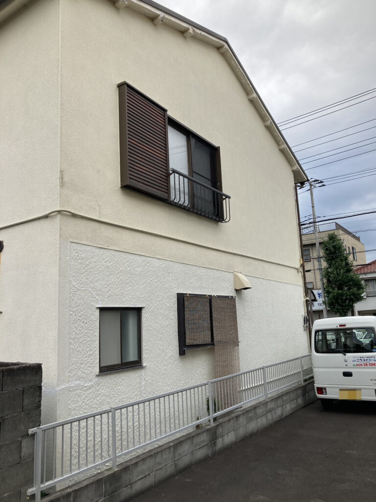 外壁の傷みが見られ、補修だけでなく塗り替えの時期にも入っていました。