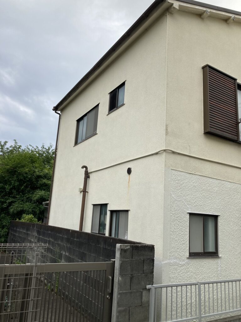 建物全体を確認したうえで、補修と塗装を一緒に行う外装工事をご提案いたしました。