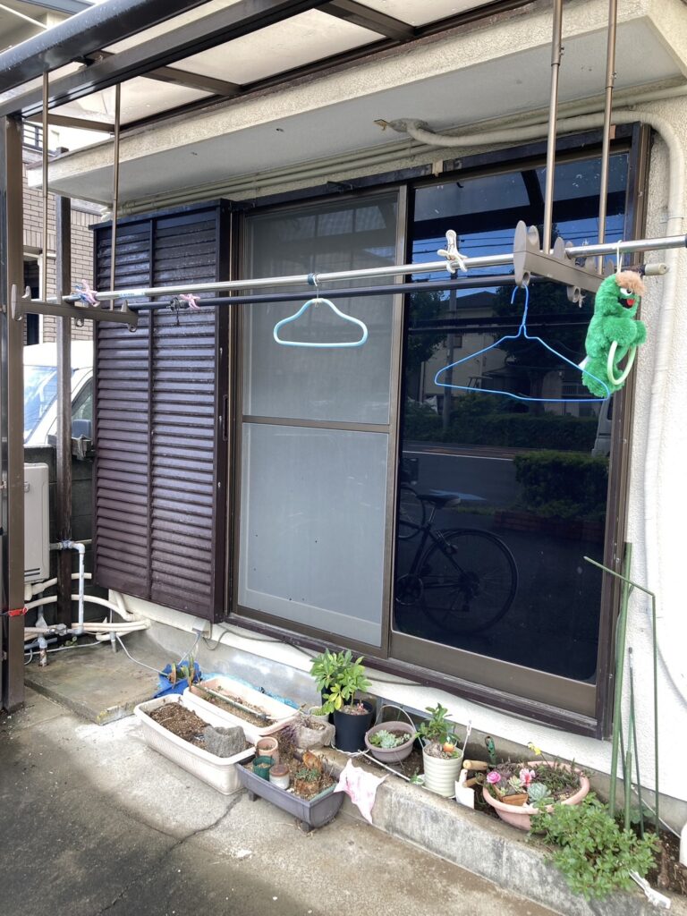 掃き出し窓の雨戸が壊れて開け閉めができない状態でした。雨戸と窓が一体型のため、窓全体の入れ替えをします。