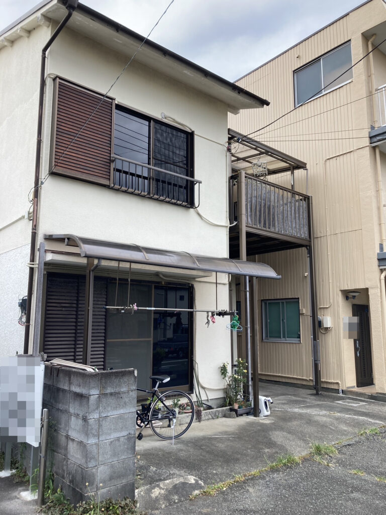 外壁塗装も必要な時期だったため、全体的な塗り替えをしていきます。