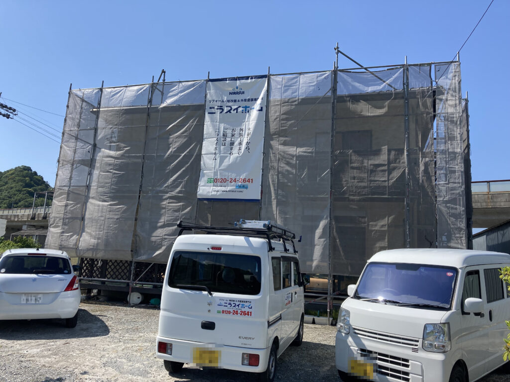 まずは足場を設置し、外壁塗装工事の準備を進めていきます。