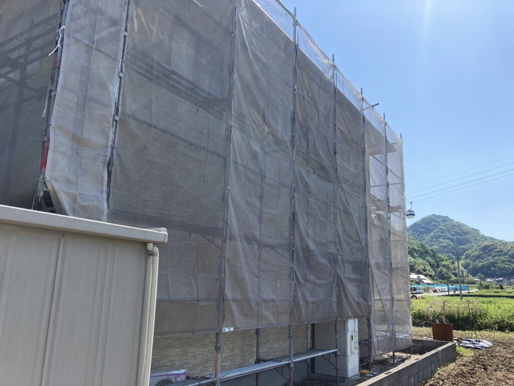 足場設置後は飛散防止ネットを張り、周囲に配慮しながら施工を行っていきます。