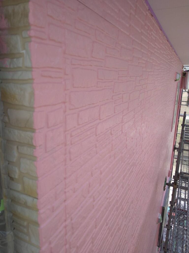 コーキング工事後、外壁塗装を行っていきます。今回使用したのは15～20年程度の高耐久が期待できるスーパームキコート艶消しです。