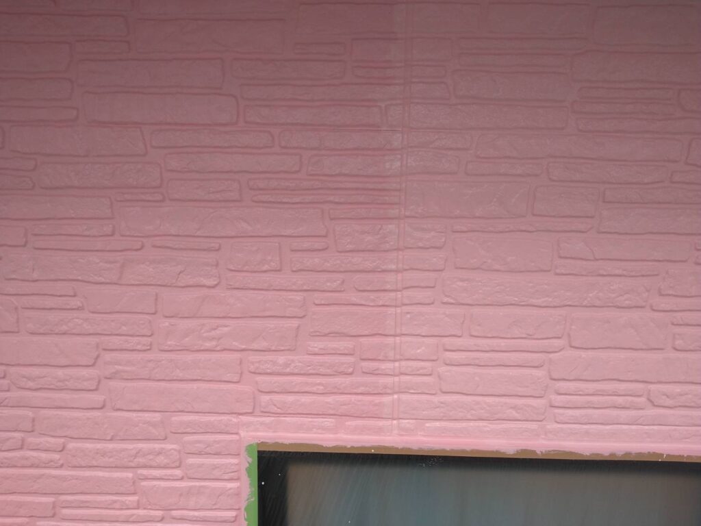 一般的な塗料では3回塗りが多いですが、窯業系サイディングの場合、スーパームキコートは2回塗りで仕上げることが可能です。