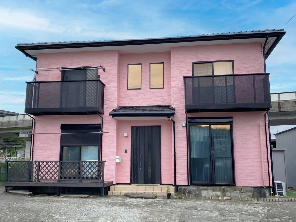 【伊豆の国市】築10年のカビやコケで汚れた外壁を艶消し塗装で一新