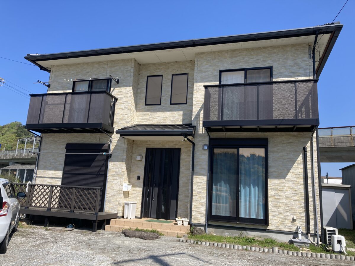 築10年の初塗装、汚れた外壁を艶消し塗装で落ち着きある外観へ