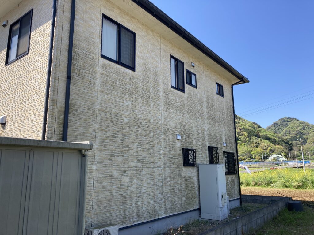 北面は日が当たらない影響でカビやコケが発生していました。