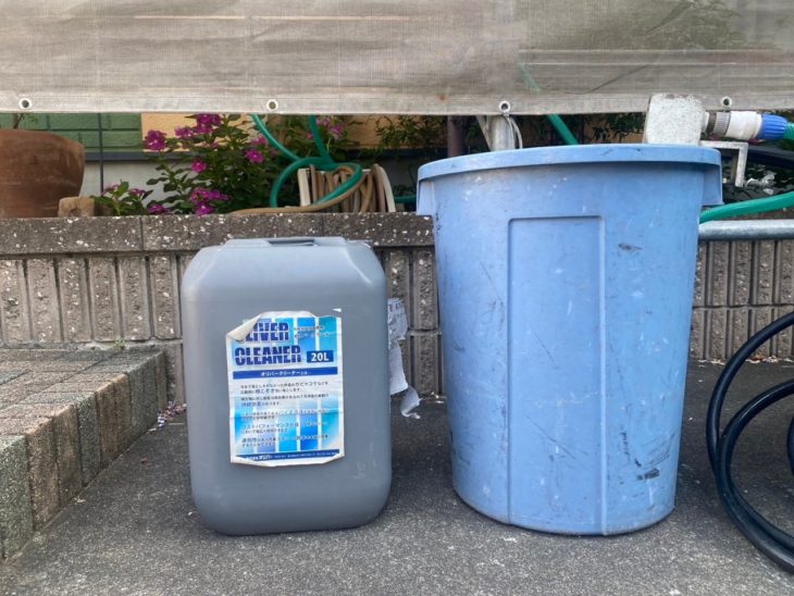 オリバークリーナーを使用し、屋根や外壁に付着したカビやコケを根こそぎ除去するバイオ高圧洗浄を行っていきます。