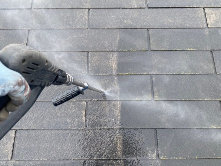 高圧洗浄で落とし切れない汚れを、洗浄力の高いバイオ洗浄で落とし、下地を整えていきます。