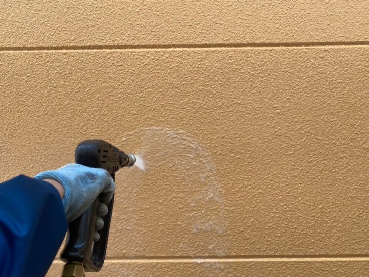 外壁も丁寧に洗浄し、カビやコケの根っこから除去して塗装に備えていきます。