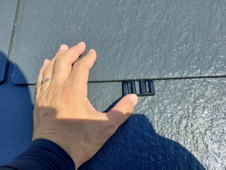 スレート屋根にはタスペーサーを差し込み、塗装後も雨水の逃げ道を確保していきます。