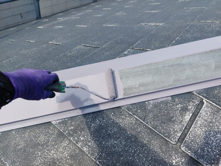 金属でできている棟にはサビ止めを塗布し、劣化を防ぎながら下地を形成していきます。