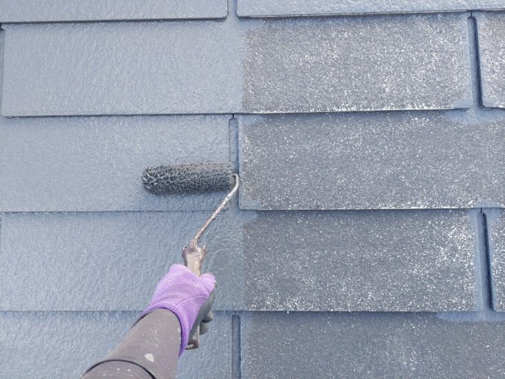 屋根はスーパームキコートルーフで丁寧に塗り重ね、耐候性に優れた、長持ちしやすいように仕上げていきます。