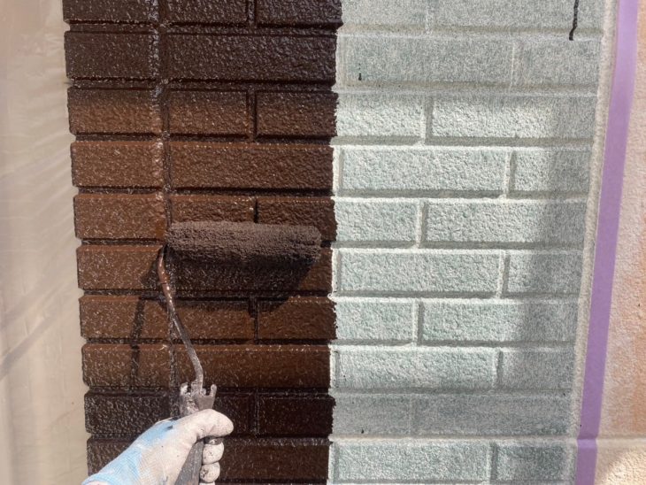 下塗り後に中塗りを行い、塗膜の厚みを確保しながら丁寧に仕上げていきます。