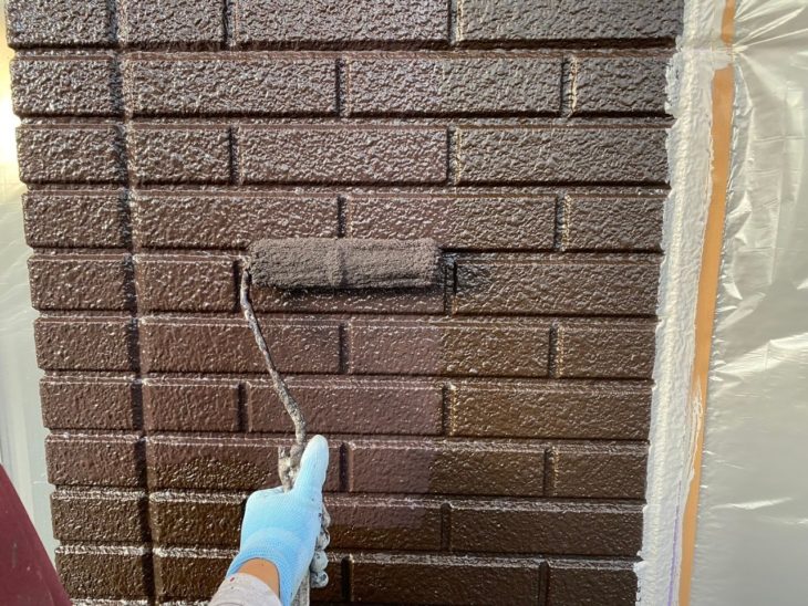 仕上げの上塗りを重ねます。3回塗りを行うことで色ムラのない美しい外壁へ整えていきます。