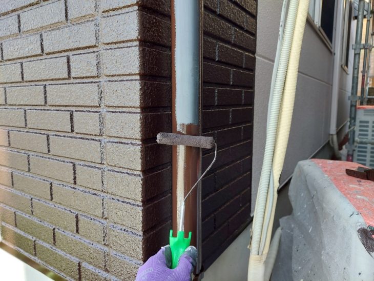 竪樋の塗装の様子です。丁寧に塗装し、外壁や屋根とあわせて耐久性を高めていきます。