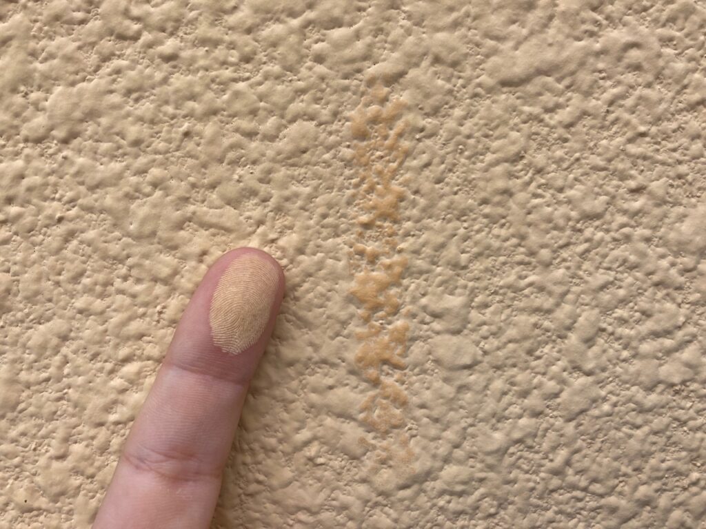 ALC外壁は丈夫な一方で吸水しやすいため、塗装で保護する必要があります。今回の外壁には、経年劣化によるチョーキング現象が、かなり色濃く出ていました。