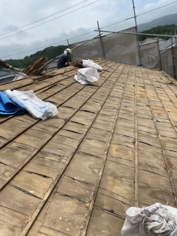 防水紙を貼り付ける前の準備として屋根の清掃を行います。