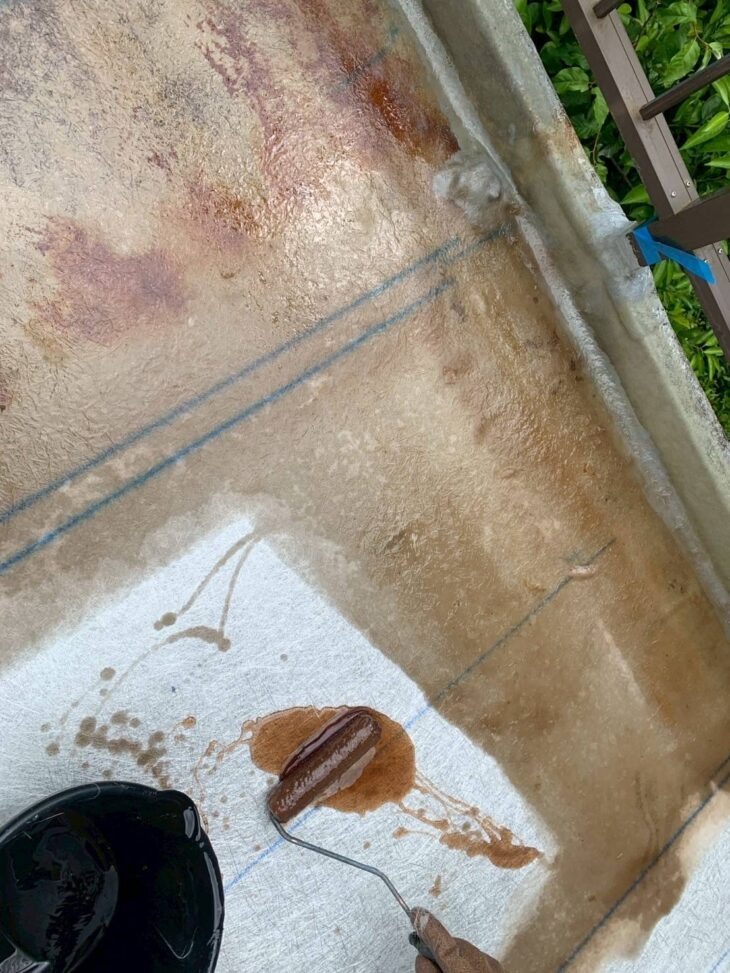 下地調整が完了したら防水材を塗布します。職人が隅々まで確認し、歪みや凹凸ができないように施工していきます。