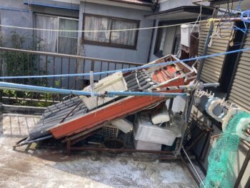 防水材を塗布するため、管理の元、撤去を行っていきます。