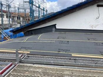 解体作業が終わると、次は大工さんが丁寧に下地を補修していきます。屋根全体の強度と耐久性が根本から改善します。