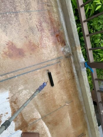 下地調整は、防水材の基盤となる施工になります。職人も気をつけながら丁寧に施工をしていきます。