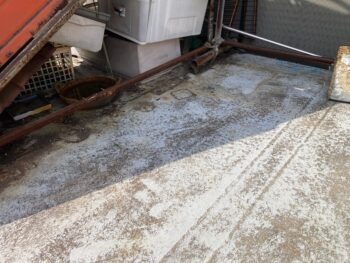 表面は汚れていて防水材をこのまま塗ってしまうとすぐに剥がれてしまう状態です。