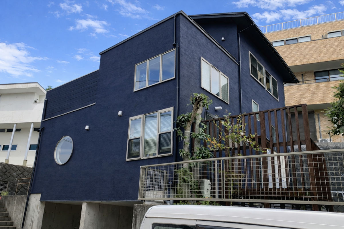 【三島市】Vカット補修でヒビ割れを解消、外壁塗装とベランダ防水で耐久性を高めた外装リフォーム