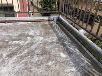 太陽熱温水器の撤去後は高圧洗浄できれいにしてから防水材を塗布していきます。