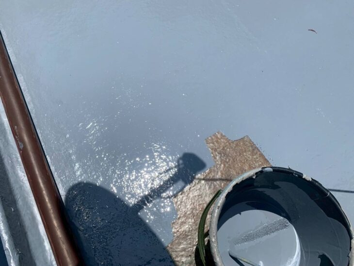 下地調整が完了したら防水材と塗布します。ムラがでないよう丁寧に塗っていきます。