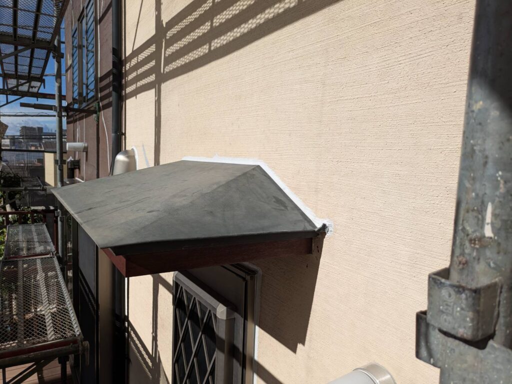 庇 コーキング完了