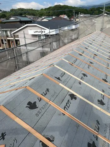 防水紙を屋根全体へ貼りこんでいきます。屋根瓦を載せるための下地を大工が施工していきます。